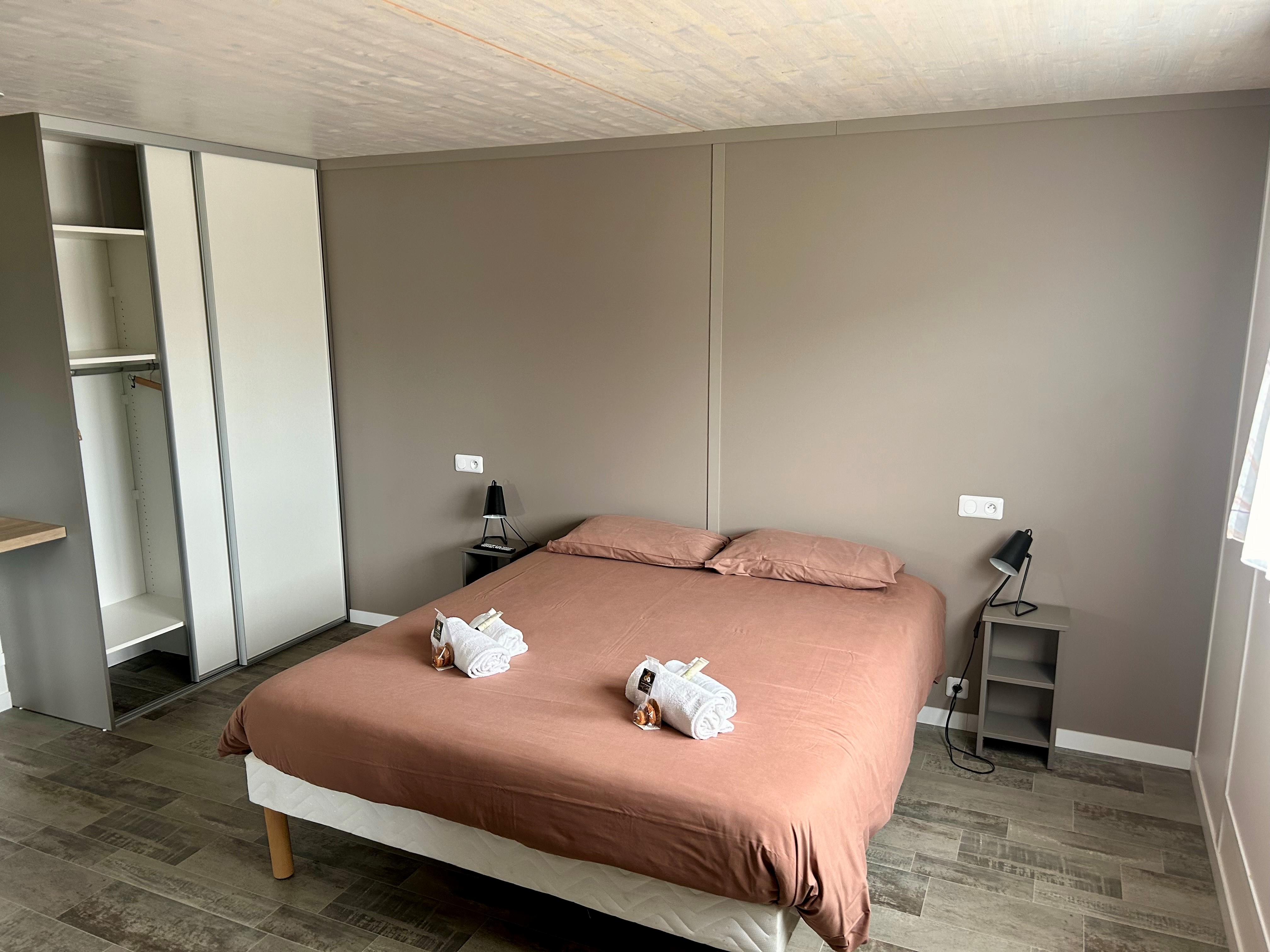 Chambre lit double -  au village vacances La Pierre Bleue