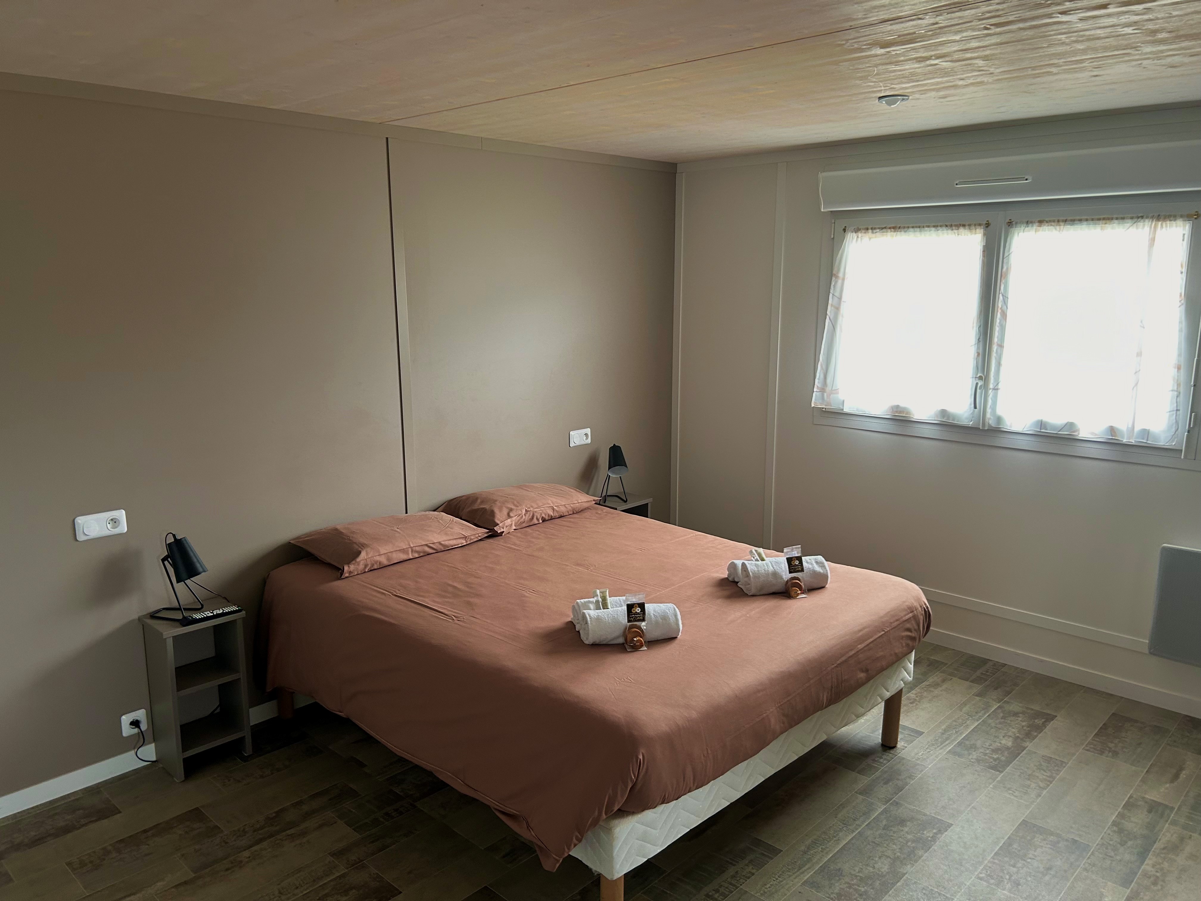 Chambre lit double -  au village vacances La Pierre Bleue